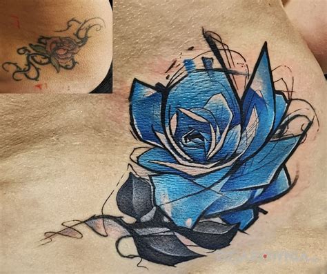 Tatuaż cover up róża Autor Studio Haza Tattoo dziarownia pl