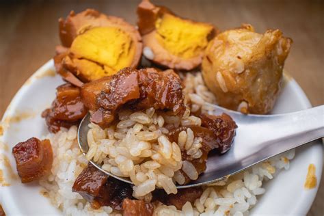 台南肉燥飯【阿卿虱目魚】安南區美食在地人才知道的虱目魚小吃店招牌蒜頭飯是店內人氣品項鹹甜感的肉燥飯肉燥好大一塊超過癮