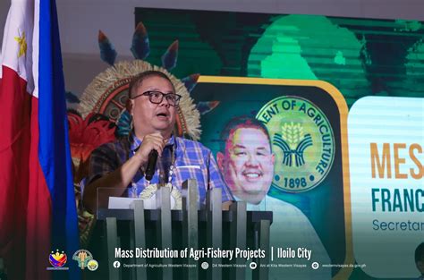 Da Sec Laurel Nanguna Sa Distribusyon Ng Ibat Ibang Proyekto Sa Mga