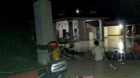 BREAKING NEWS Ratusan Rumah Di Tegowanu Terendam Banjir Ketinggian 2