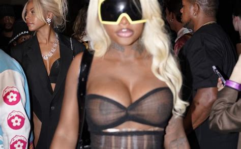 Summer Walker Flashes Her Nude Boobs At Laquan Smiths Fashion Show 13