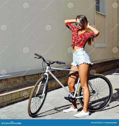 Ragazza Con Una Bicicletta Di Estate Fotografia Stock Immagine Di