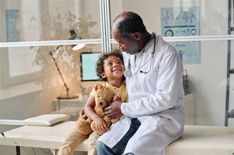 Doctor hablando con un niño en el hospital Foto Premium