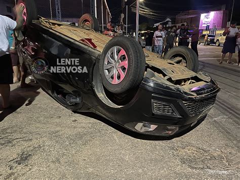 Motorista de aplicativo fica desacordado após capotamento no centro da