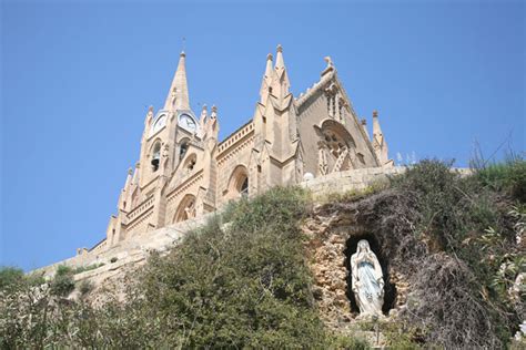 Malta Ghajnsielem Gozo Statue Am Fu Der Kirche Our Lady Of Lourdes