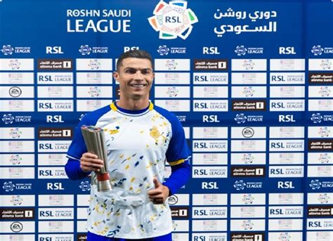 رونالدو يتسلم جائزة لاعب الشهر في دوري روشن السعودي