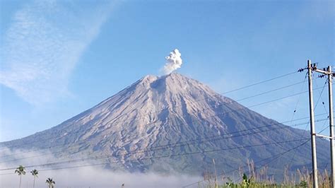 Aktivitas Fluktuatif Gunung Semeru Keluarkan Letusan Disertai Suara