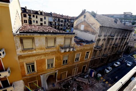 San Salvario Crolla Una Palazzina Durante La Demolizione Via Giacosa