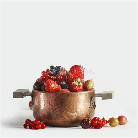 Olla De Cocina De Cobre Con Frutas Frescas Y Bayas Fondo Blanco Foto De