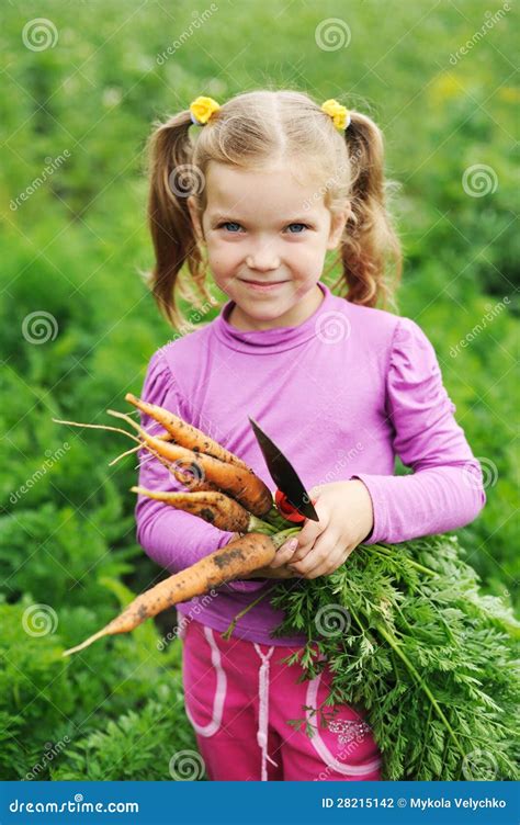 Fille Avec Le Raccord En Caoutchouc Photo Stock Image Du Moisson