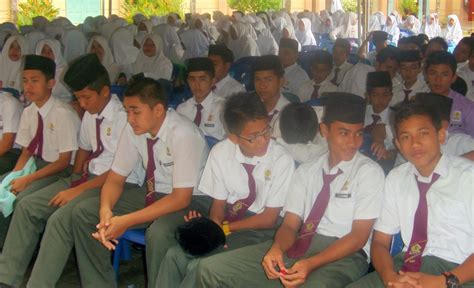 T E G A N U K I Ta Sekitar Program Pelajar Smk Pelong Terima Bantuan Khas