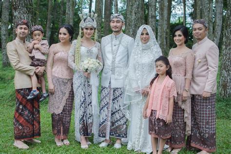 9 Ide Kebaya Seragam Keluarga Untuk Pernikahan