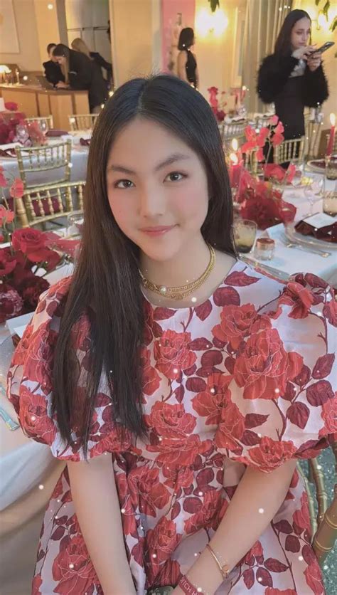 李湘晒女儿参加晚宴美照，穿红色花朵裙，和外国帅哥合影