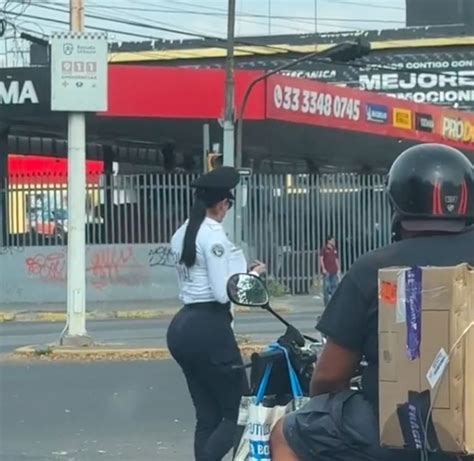 Mujer Policía Se Roba La Atención De Automovilistas En Guadalajara La Llaman Bandida Video