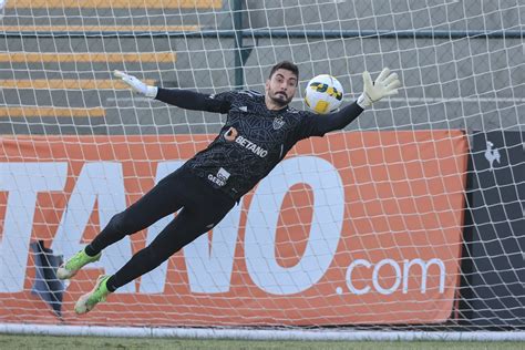 S O Paulo Contrata O Terceiro Goleiro Do Ano Trio Soma Jogos Antes