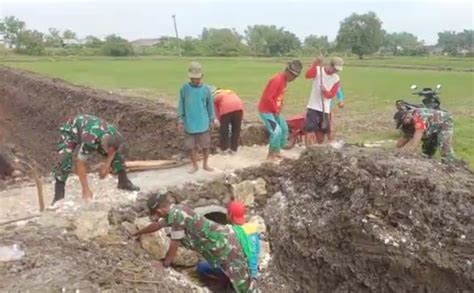 Karya Bakti Tni Bersama Warga Dalam Normalisasi Saluran Irigasi