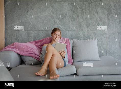 Jeune blonde Banque de photographies et dimages à haute résolution Alamy