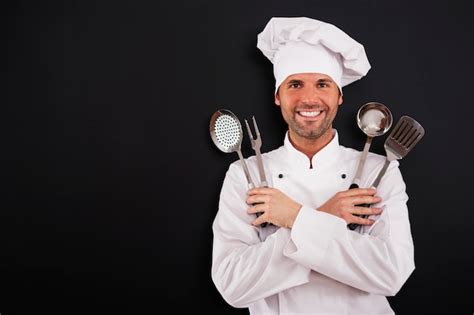 Feliz Joven Chef Con Equipo De Cocina Foto Gratis