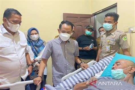 Terus Peduli Wali Kota Kunjungi Peserta Bpjamsostek Alami Kecelakaan