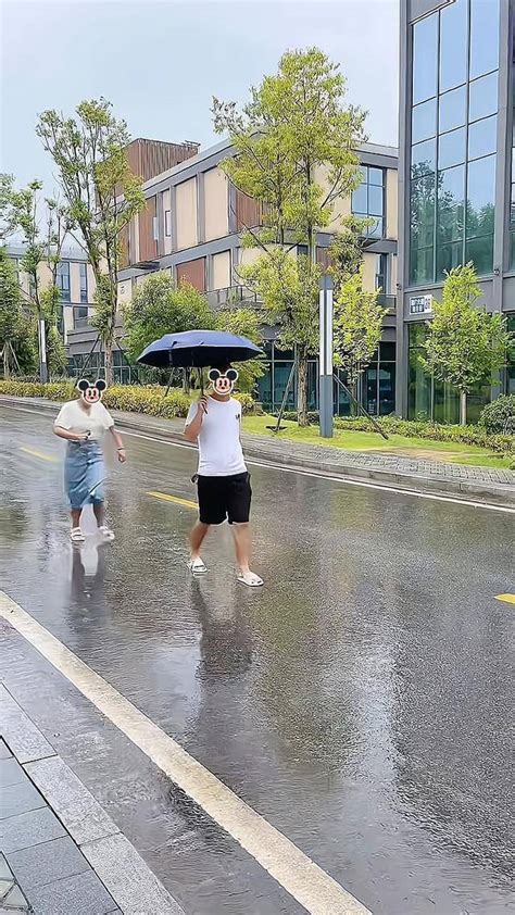 一男子被陌生女子蹭雨伞，他宁可把伞扔掉一起淋雨，也不给她蹭伞妻子公司异性