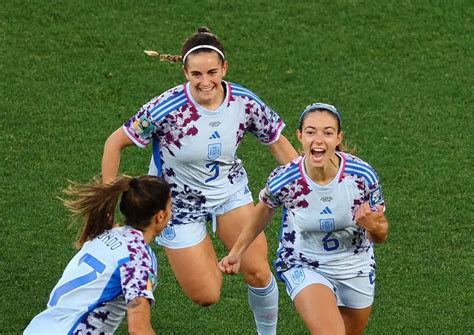 ＜女子w杯決勝トーナメント1回戦＞スイス戦で先制ゴールを決め喜ぶスペイン代表mfボンマティ（右）（ロイター） ― スポニチ Sponichi