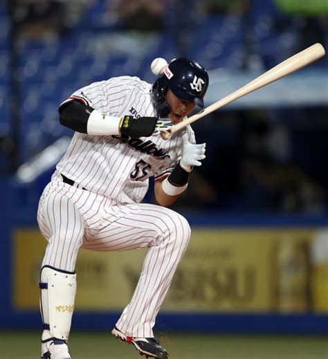 ヤクルト村上に頭部死球 一塁へ歩くも守備から交代 プロ野球 日刊スポーツ