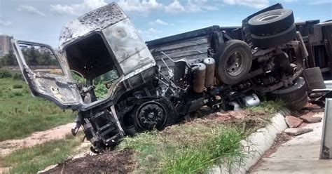 G1 Caminhão tomba e pega fogo em alça de acesso do trecho leste do