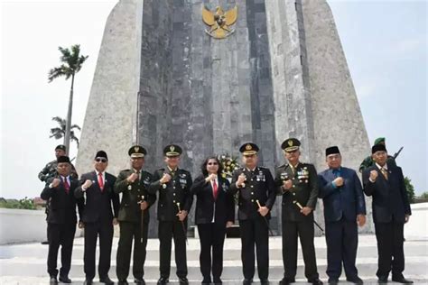 Kenang Perjuangan Pahlawan Pj Wali Kota Kediri Ikuti Upacara Dan Ziarah