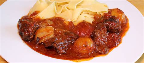 Rezept Stifado Griechisches Rindsragout Mit Zwiebeln Rollis Rezepte