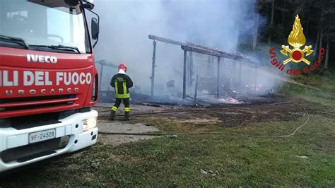 Fanano Incendio Distrugge Un Capanno L Intervento Dei Vigili Del Fuoco