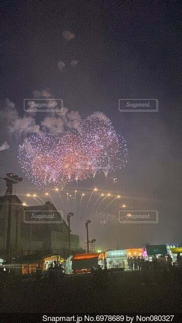 夜空に打ち上がる花火の写真・画像素材 6978689 Snapmart（スナップマート）