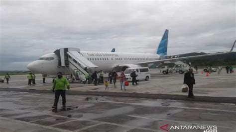 Duh Pesawat Garuda Pecah Ban Di Bandara Biak GenPI Co