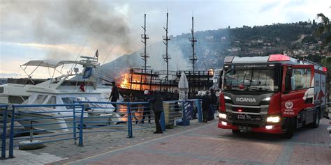 Alanya Bal K Bar Na Nda Ki Tur Teknesi Alev Alev Yand