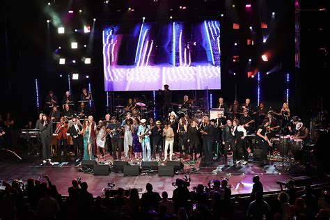 Dave Grohl Black Keys And More Shake Up Love Rocks Nyc Photos