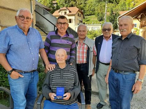 Remise de la médaille de reconnaissance à Émile Veillard souvenir