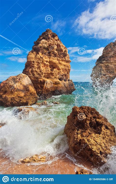 Ondas En La Playa Famosa Del Praia DA Marinha Foto De Archivo Imagen