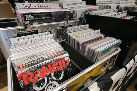 Galerie Plus de 20 000 CD et vinyles en vente à la salle Parisot à l