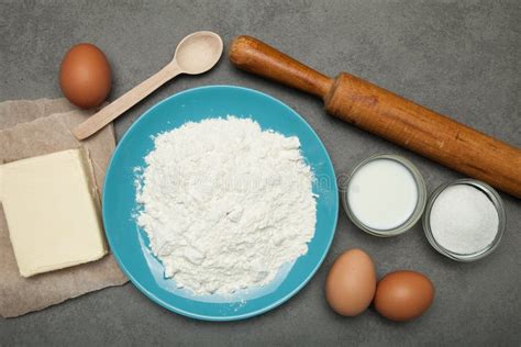 Eier Mehl Zucker Und Milch Stockfoto Bild von gebäck organisch