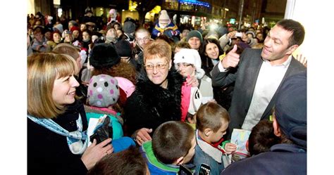 Кубрат Пулев запали светлините на коледното дърво в София