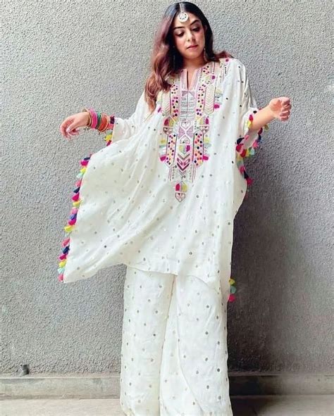 Pin By Kajal Valekar On Punjabi Suit Embroidery Fashion Kaftan