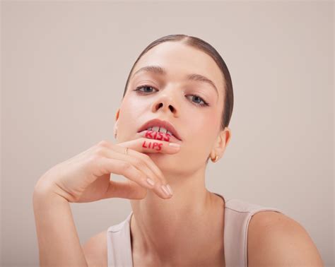 THE KISS LIPS zestaw pomadka i konturówka Nude Coral kosmetyki Paese