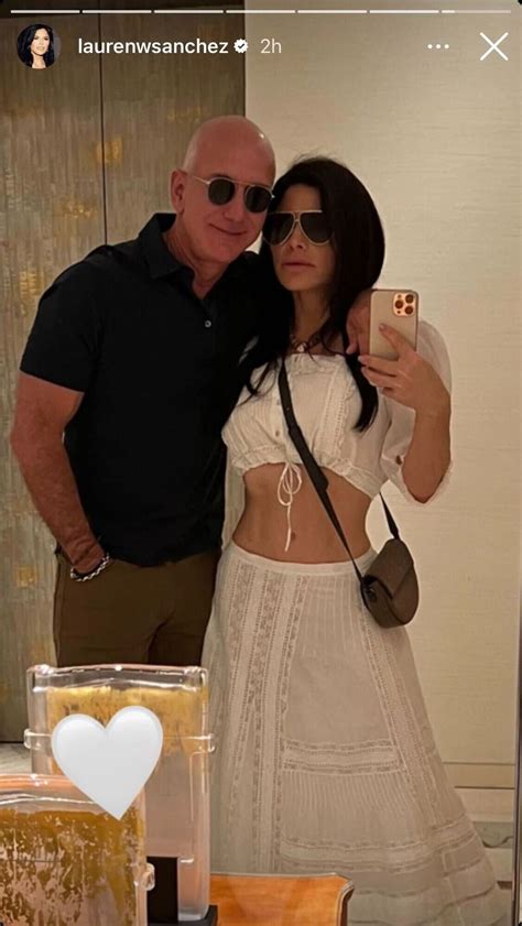 La novia de Jeff Bezos Lauren Sanchez posa con un romántico top de