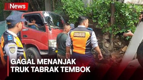 Truk Semen Tabrak Tembok Pembatas Di Jakarta Selatan Diduga Tidak Kuat