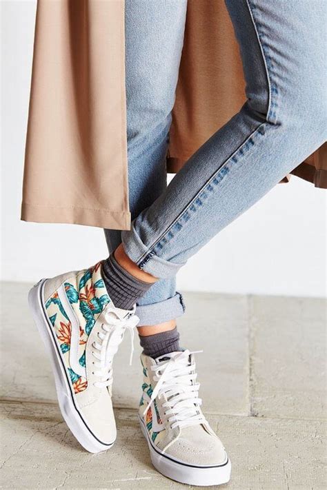 40 стильных образов, с чем носит женские кеды Vans