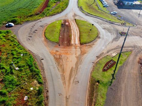 FOTOS Carreiro é aberto em rotatória para desviar buracos em rodovia