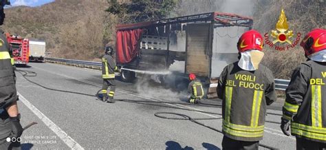 Rimorchio In Fiamme Il Conducente Lo Stacca E Salva Il Camion