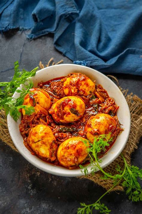 Kerala Style Egg Curry Recipe (Mutta Curry) - Whiskaffair