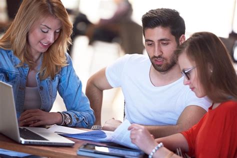 Grupo De Estudiantes Que Trabajan Juntos En Un Proyecto Escolar En Una