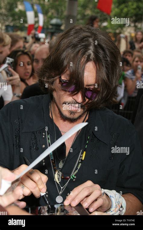 L Acteur Johnny Depp Signe Des Autographes Sur Le Tapis Rouge Pour La