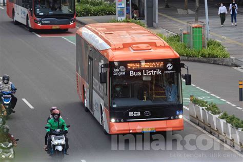 Foto Transjakarta Targetkan 10 000 Bus Listrik Beroperasi Pada 2030